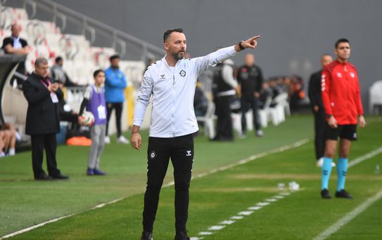 Altay, Karagöz ile Kümede Kaldı