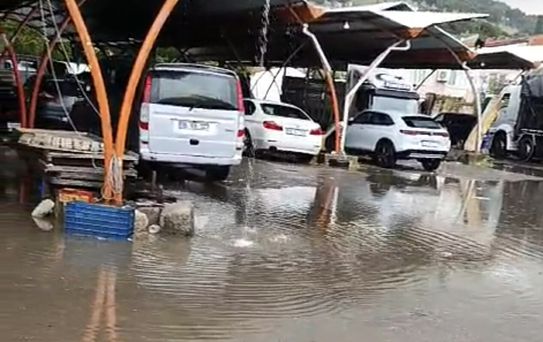Ayvalık'ta Sağanak Yağış Sokakları Göle Döndürdü