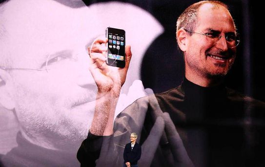 Tim Cook Görevini John Ternus'a Devrediyor