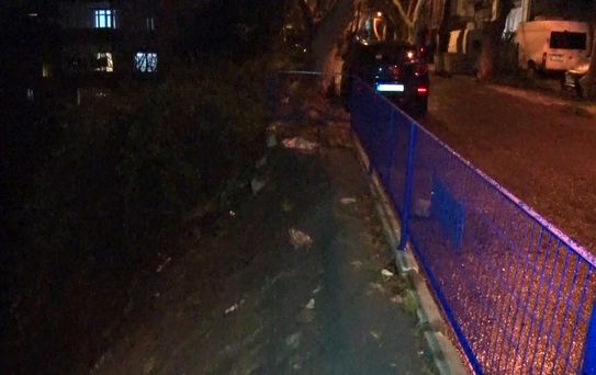 Sarıyer'de yağmur sebebiyle çöken kaldırıma belediye müdahale etmedi