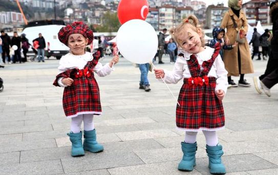 23 Nisan'da çocuklar kırmızı beyaz renklerle sahne aldı