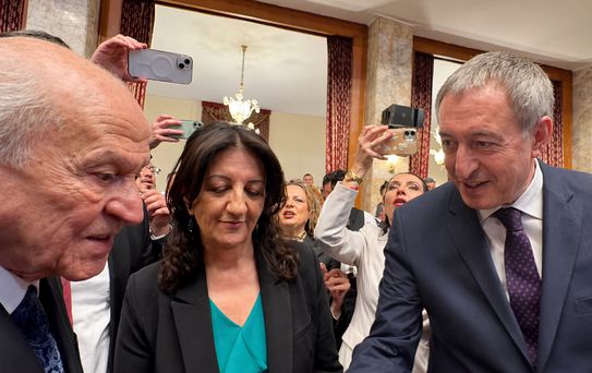 Bahçeli’den resepsiyonda dikkat çeken temas: DEM Parti heyetiyle tokalaştı