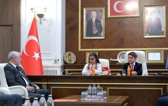 Başkan Aşgın koltuğu çocuklara emanet etti