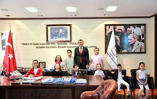 Başkan Çavuşoğlu koltuğunu çocuklara devretti