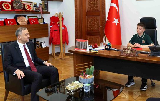 Başkan Toptaş, 23 Nisan'da koltuğunu minik Halil'e devretti