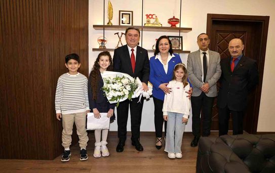 Belediye başkanı koltuğunu Mercan Su Uzun'a devretti