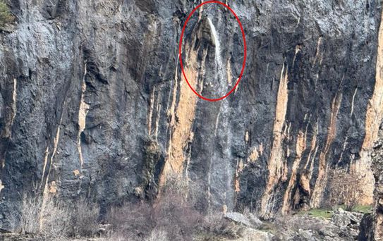Dağ delindi, su 20 metre yüksekten fışkırdı! Gören hayran kaldı