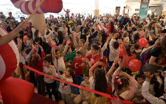 Isparta Belediyesi'nin 23 Nisan etkinliğinde renkli görüntüler