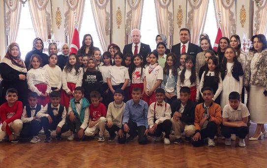 İstanbul Valisi Gül, 23 Nisan'da koltuğunu 2'nci sınıf öğrencisi Asmin Ayşe Aslan'a devretti