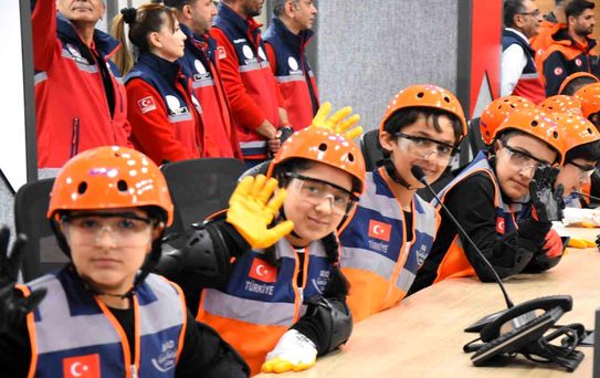 İzmir'de çocuklar 23 Nisan etkinliklerinde kriz yönetiminin başına geçti