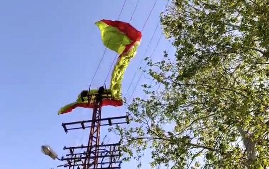 Osmaniye'de yamaç paraşütü pilotu iniş sırasında elektrik tellerine takıldı