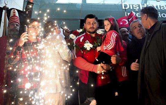 Rekortmen milli güreşçi Rıza Kayaalp'e başkentte coşkulu karşılama