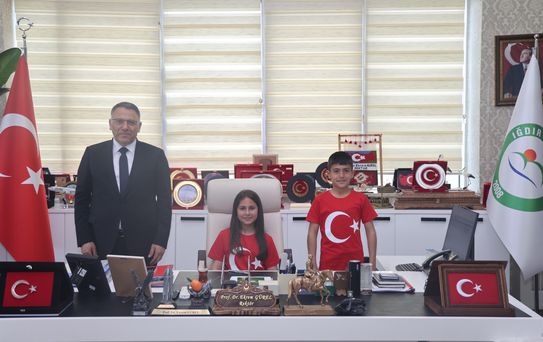 Öğrenciler Rektörlük Koltuğunda
