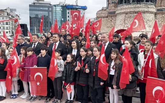 Taksim'de 23 Nisan töreni