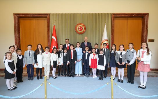 TBMM Başkanı Kurtulmuş, koltuğunu 6. sınıf öğrencisi İnci'ye devretti! İşte verdiği mesaj