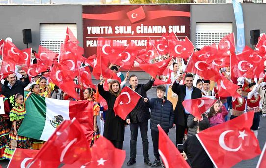 Balıkesir'de 9 ülkenin çocukları aynı sahnede buluştu