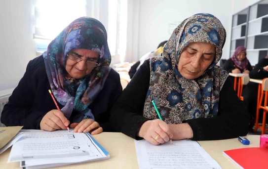 Battalgazi'de yaşlı vatandaşlara okuma yazma desteği