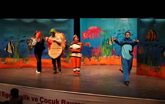 Çocuklar tiyatro oyununda kahkahalara boğuldu
