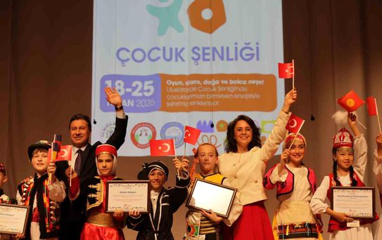 Dünyanın dört bir yanından gelen çocuklar Menteşe sahnesinde dans etti