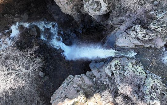 10 yıl sonra yeniden aktı! Erciyes'te şelale canlandı