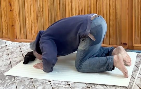 İnşaat işçisinden örnek davranış: Camiyi kirletmemek için nalburdan aldığı malzemenin üzerinde namazını kıldı