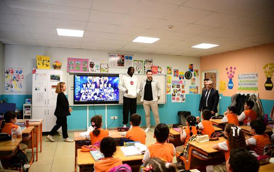 Şampiyon dev adamlar öğrencilerle bir araya geldi