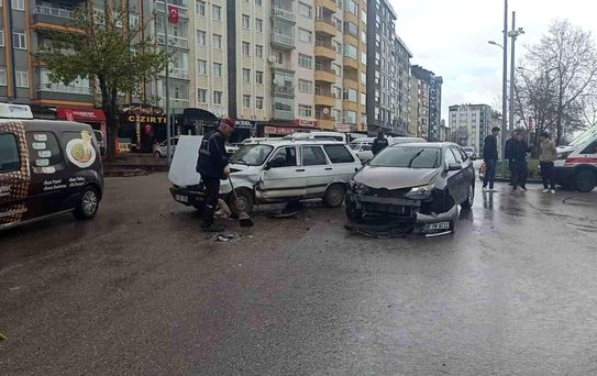 Seydişehir'de iki otomobil kavşakta çarpıştı: 1 yaralı