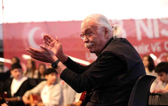 Usta sanatçı Cahit Berkay gençlerle aynı sahneyi paylaştı