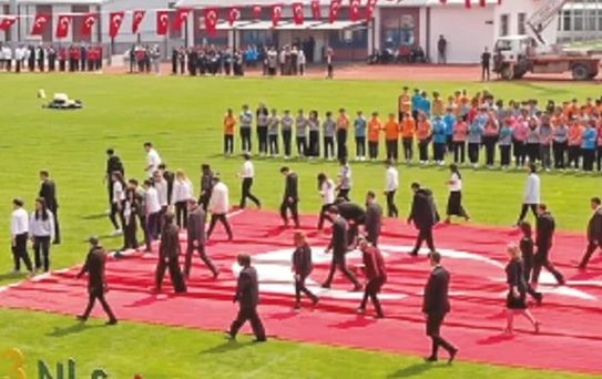23 Nisan'da yere serilen Türk bayrağı görüntüsü olay oldu! Cumhurbaşkanlığı'ndan açıklama var