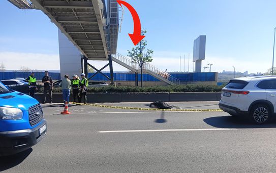 Üstgeçitte afiş asarken yola düşen işçi otomobilin altında can verdi