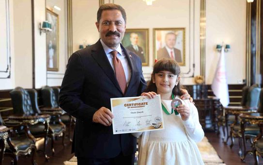 İngilizce olimpiyatında dünya üçüncüsü olan şehit kızı, söyledikleriyle valiye duygusal anlar yaşattı