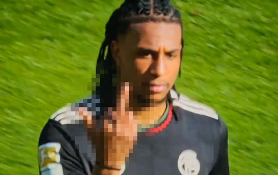 Micheal Olise sınırları zorlamaya devam ediyor! Bu kez de el hareketi çekti