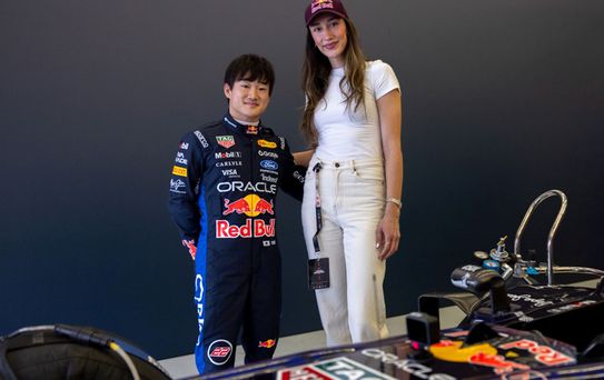 Milli voleybolcu Hande Baladın ile Formula 1 pilotu Tsunoda'nın arasındaki boy farkı dikkat çekti