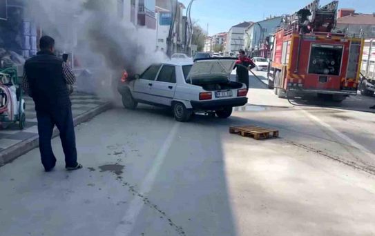 Seyir halindeki araçta yangın paniği