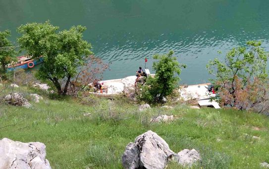 Unuttuğu eşyasını almak için döndü, botla açıldığı Fırat Nehri'nde kayboldu