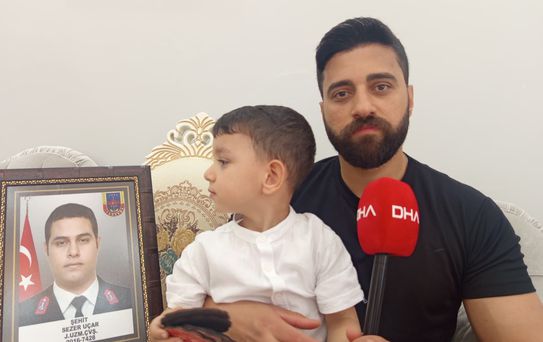 3 yaşındaki Sezer, adını aldığı şehit amcasının mezarını öpüp, suladı