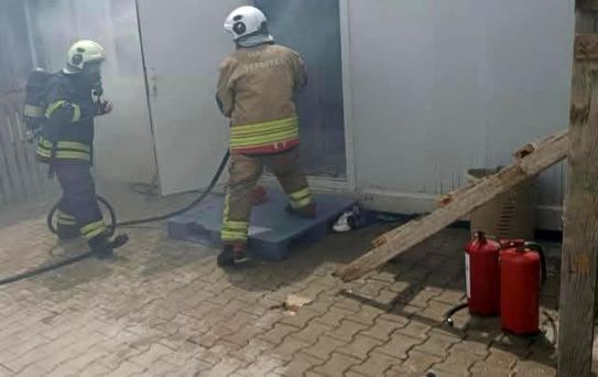 Hatay'da konteyner yangını: Depremzedelerin barınağı kullanılamaz hale geldi