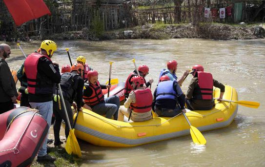 Gümüşhane'de Kelkit Çayı'nda rafting heyecanı