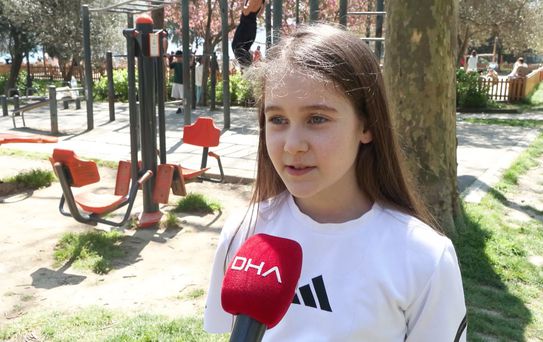 Güneşli havayı fırsat bilenler Bebek Sahili'ne akın etti; sıcaklayan kişiler denize girdi