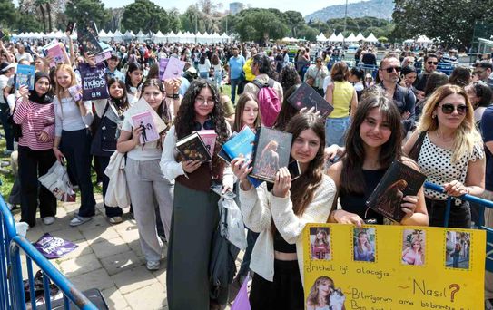 İZKİTAP'ta edebiyat şöleni yaşanıyor