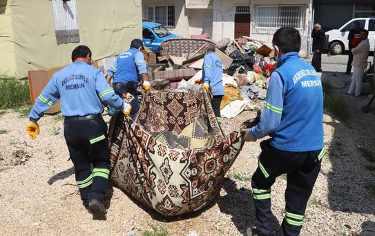 Sahiplerinin yaşamını yitirdiği evden 1 kamyon çöp çıkarıldı
