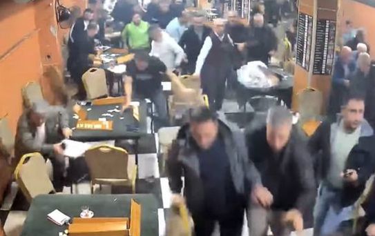 Araçtan gelen müzik kahvehanenin camını titretti, müşteriler deprem sanıp dışarı kaçtı