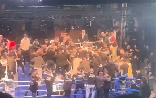 Türk ve Rus boksörün maçında ring savaş alanına döndü