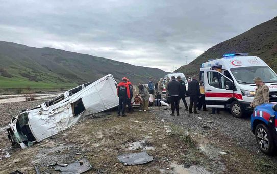 Yolcu minibüsü dere yatağına yuvarlandı: 16 yaralı