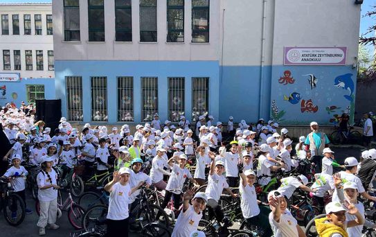 Zeytinburnu'nda 'Mektepten Meclise Pedal' bisiklet turu renkli görüntülere sahne oldu