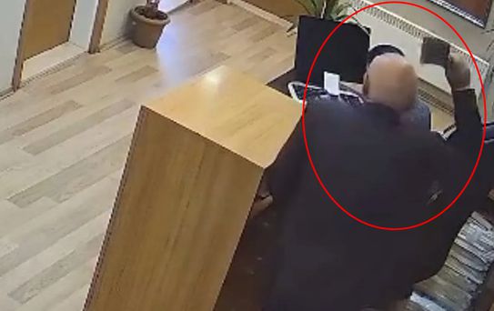 Belediyede satırlı dehşet kamerada! Başından yaralandı