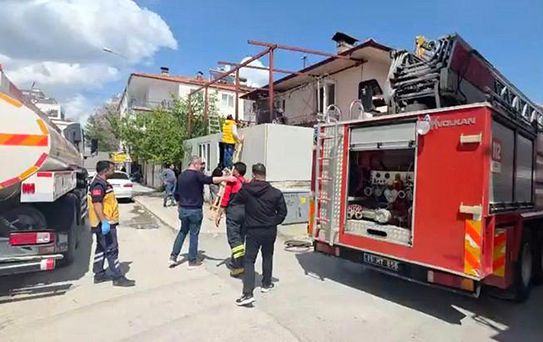 Burdur'da evin bitişiğindeki depoda yangın korkuttu