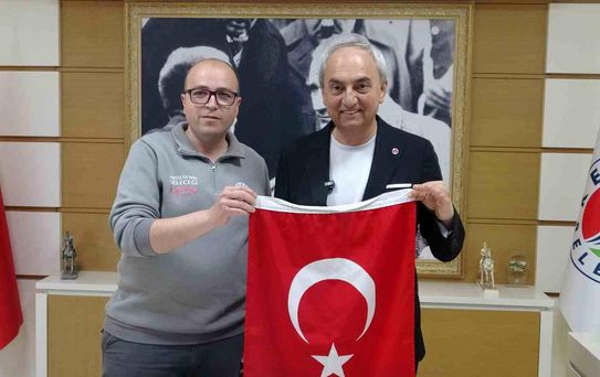 Çöpte bulduğu bayrağı alıp temizleyen ve kamyonuna asan Kepez Belediyesi çalışanına başkandan plaket