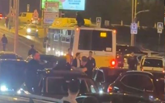Galibiyet kutlamalarında Galatasaylı taraftar otobüsün üzerinde yolculuk yaptı