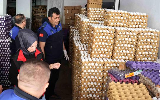 Haliliye'de sağlıksız depoya baskın: 5 bin koli yumurta imha edildi